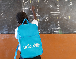 En skoleelev skriver på tavle, Gambia