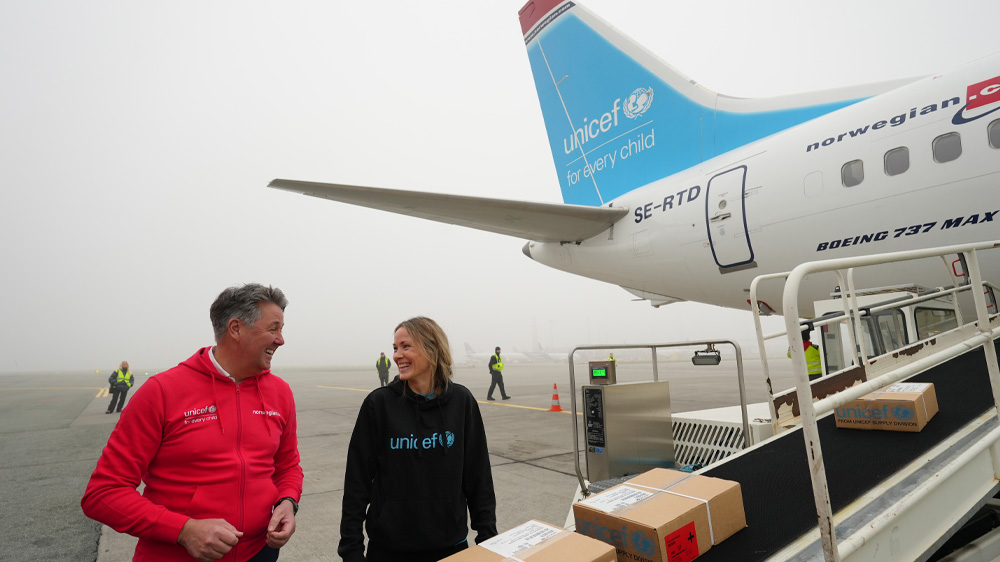 CEO i Norwegian, Geir, og generalsekretær i UNICEF Norge, Maria, fyller et Norwegian-fly med nødhjelp
