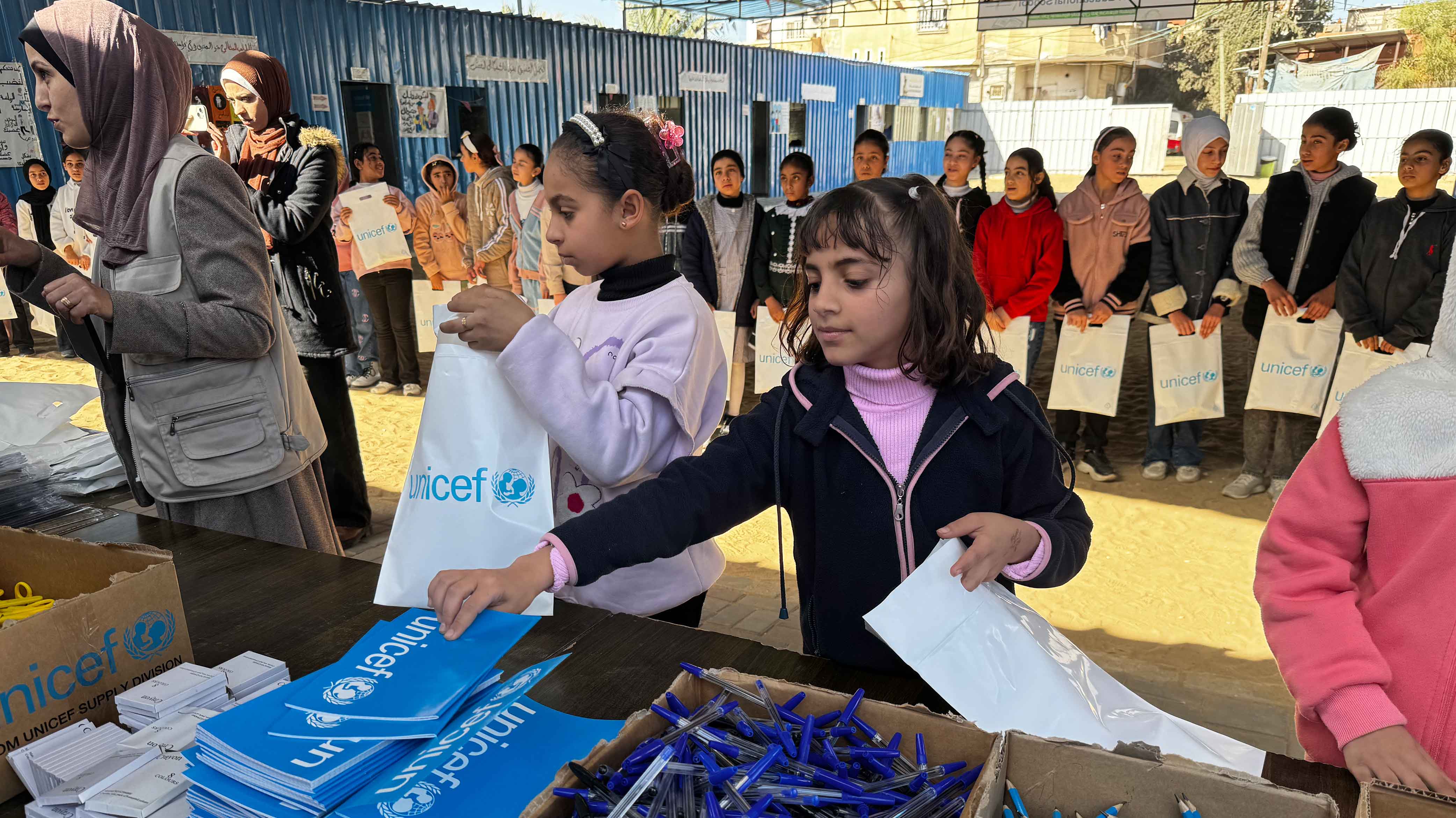 Elever i Gaza får tilgang til skolemateriell