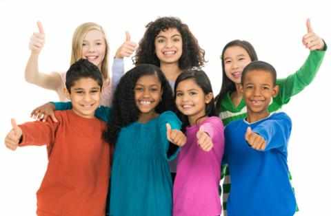 Smilende ungdommer med tommel opp