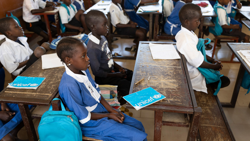 Skoleelever mottar undervisning i et klasserom, Gambia