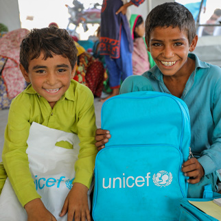 To skoleelever har fått sekk og skolesaker fra UNICEF, Pakistan