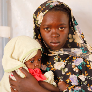 En kvinne holder et barn, Sudan