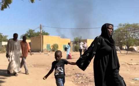 Mor og gutt på flukt Sudan
