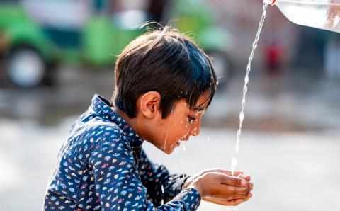 Hetebølge jente med vann Pakistan