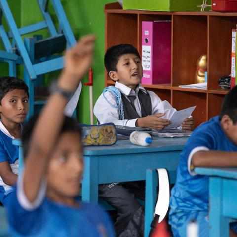 Gutt i klasserom i Peru